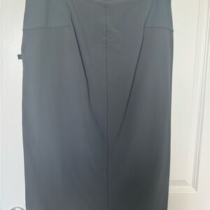 Skirt w/side zipper pocket’s, zips in the front  and side snap slits, slim fit